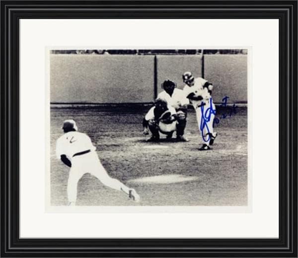 Снимка Боклук Дента с автограф 8x10 в матова рамка 1978 Хоумран срещу Ред Сокс (Ню Йорк Янкис) 1 - Снимки на