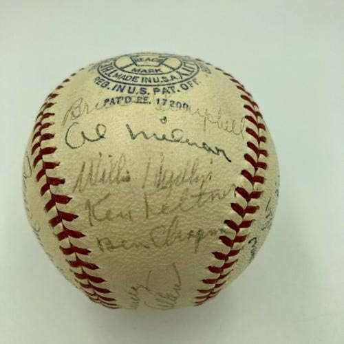 1939 Екипът на Кливланд Индианс Подписа договор с генералния директор на Американската лига бейзбол Боб Феллером